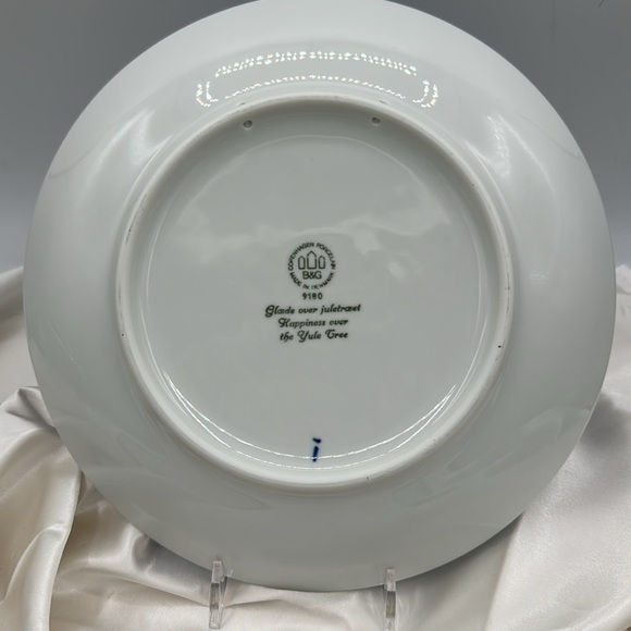 1895-1980 Bing & Grondahl B&G 9" Christmas Plate Jule Aften Happiness Yule Tree - Picture 2 of 3